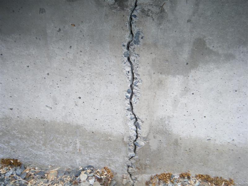 Vertical Foundation Cracks In Kansas City Metro Property Inspection